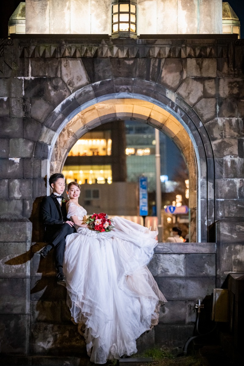 和田倉門で腰掛けるショット