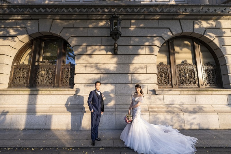 明治安田生命ビルで夕日に照らされながら
