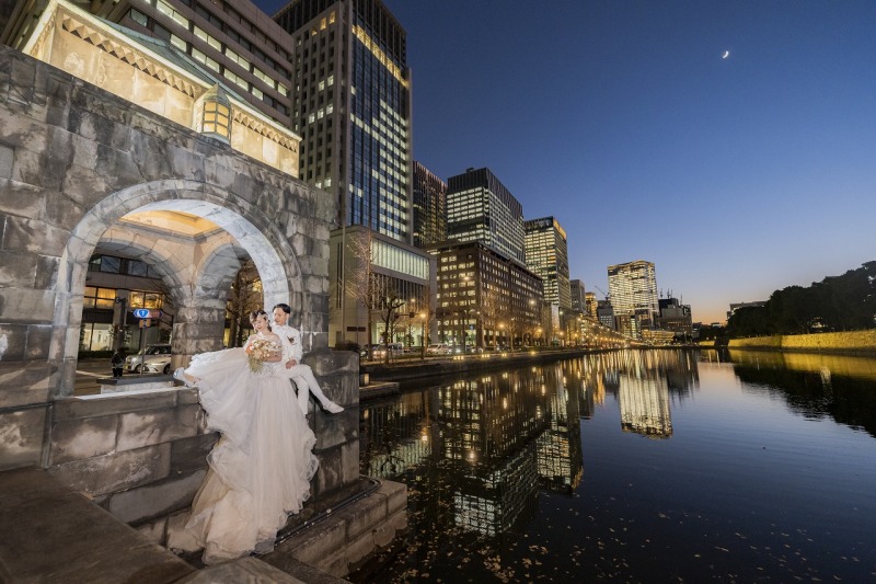 水鏡に映るビル明かりと