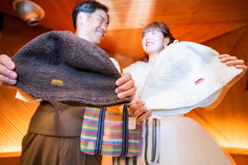 サウナグッズを持って！