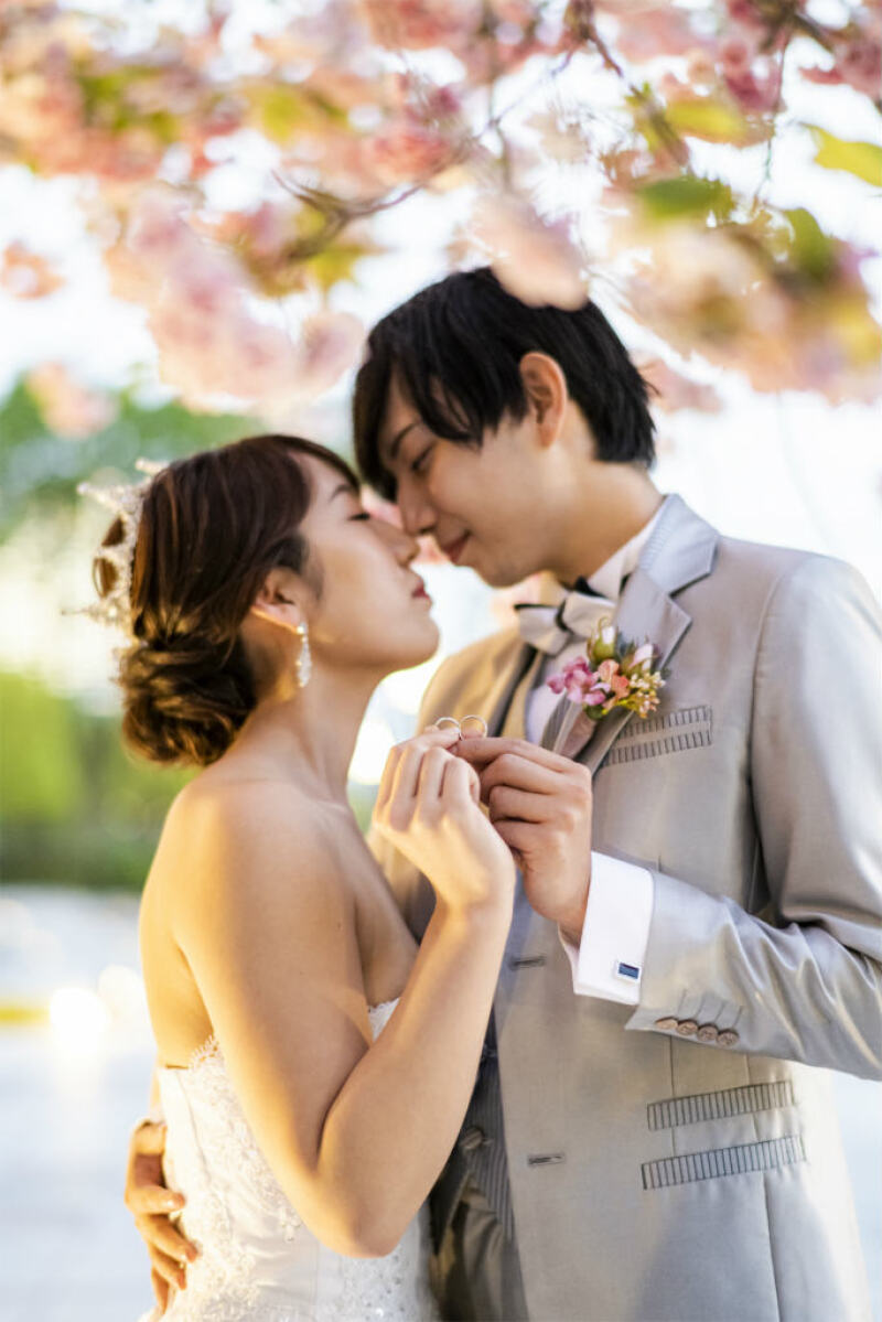 桜の中でお鼻こつんショット♡