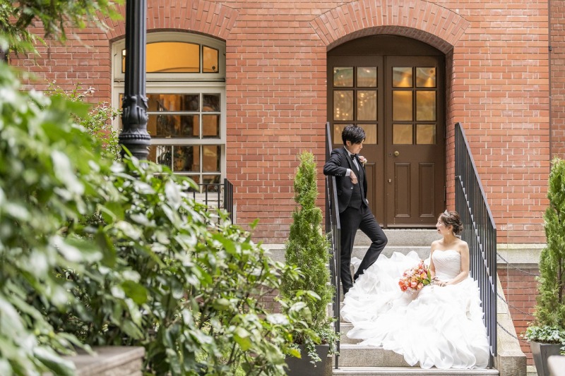 三菱一号館美術館前で