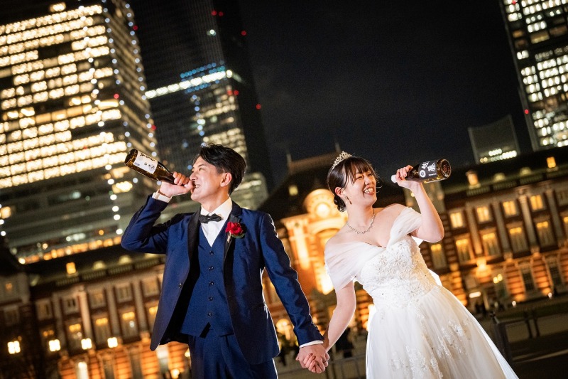 夜景の中で楽しむ自然体のウェディングフォト