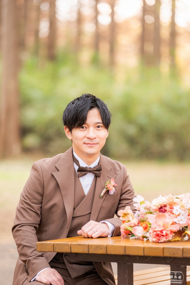 公園に映える、ご新郎様の凛としたソロショット