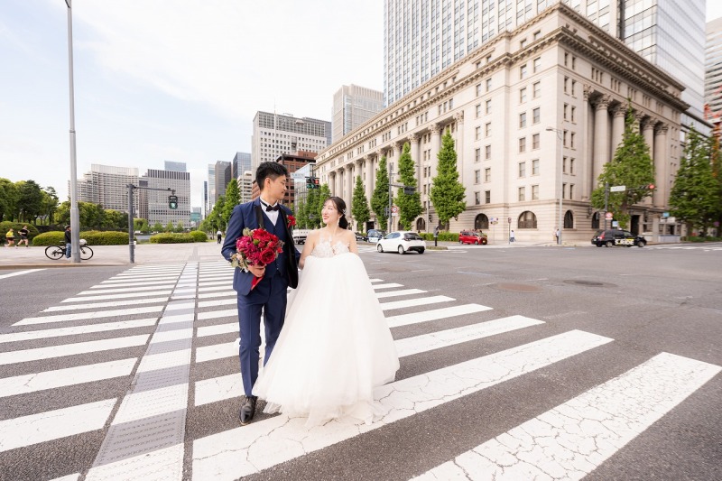 お外に移動し、丸の内の街並みを歩く自然体な1枚も