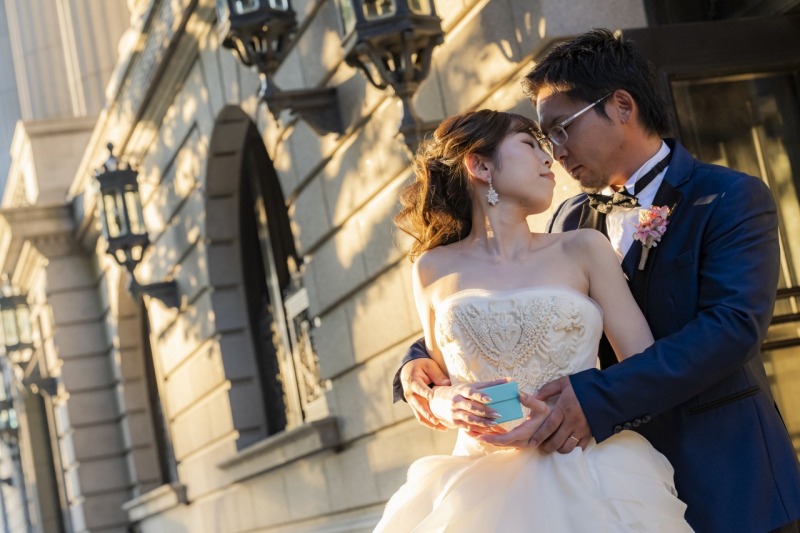 明治安田生命ビル前でバックハグ！