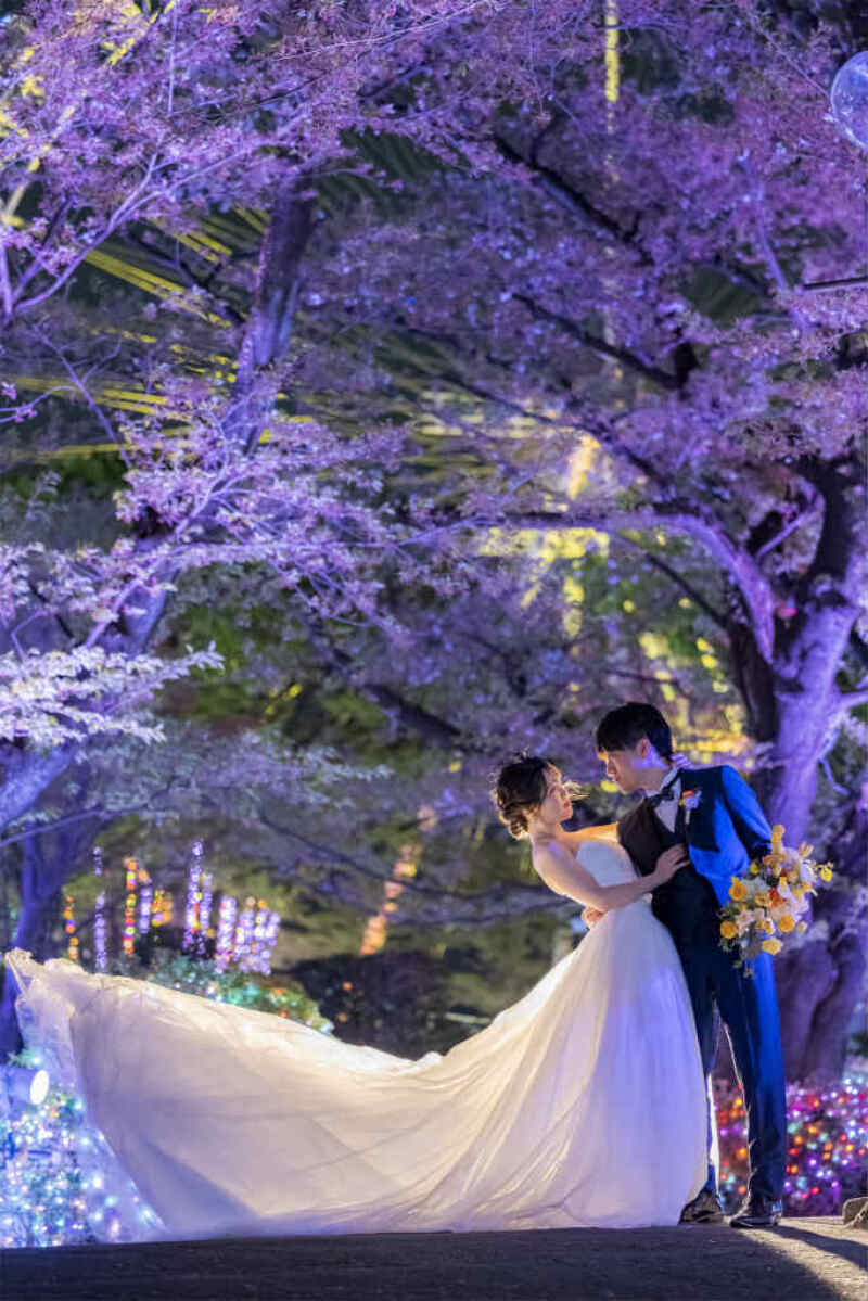 ライトアップされた並木でドレスをファサッ☆