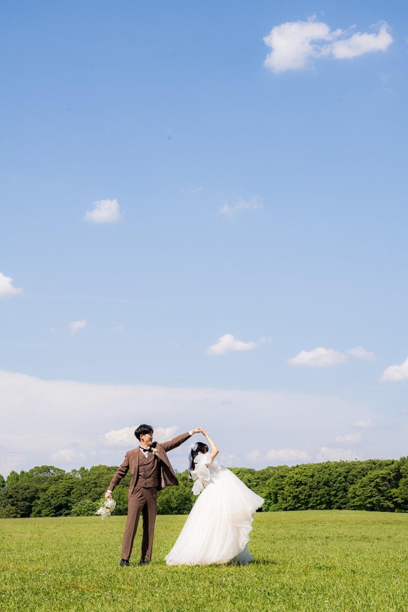 青空の下でおふたりの笑顔が広がる公園フォト☆