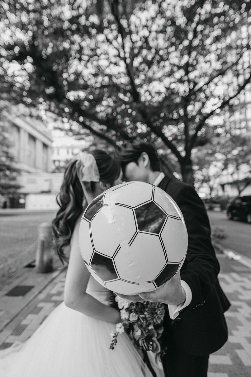 サッカーボールに込めたふたりらしい一枚