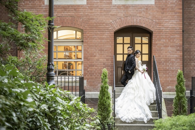 三菱一号館前で