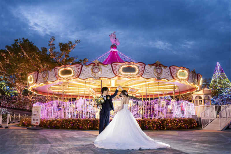 メリーゴーランドの前で踊るような一枚を！