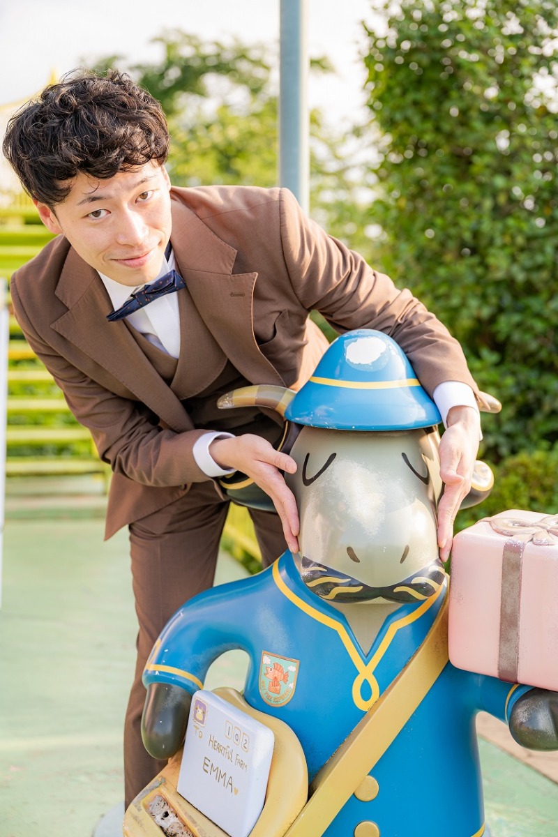 キャラクターと並んでおちゃめなご様子を残した一枚