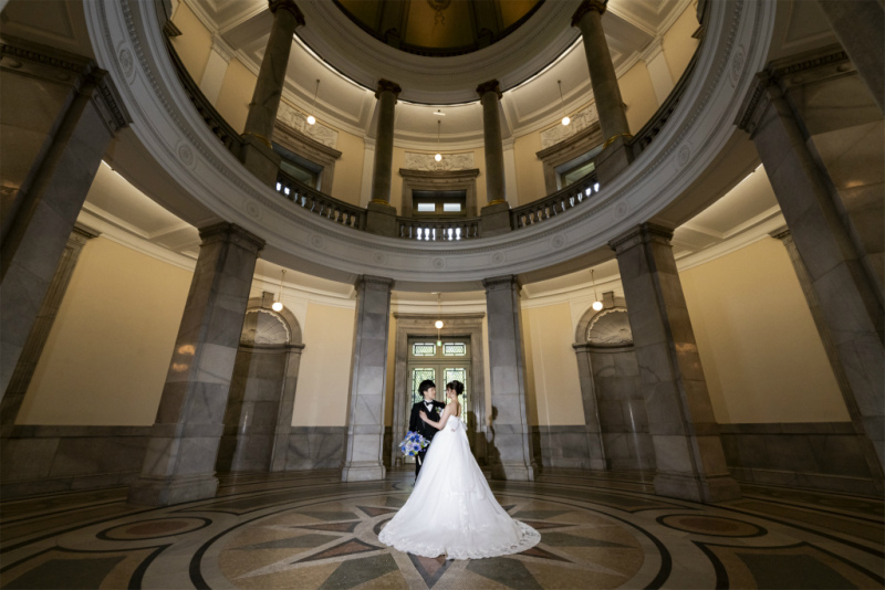 エントランスホールでダンスのような一枚を