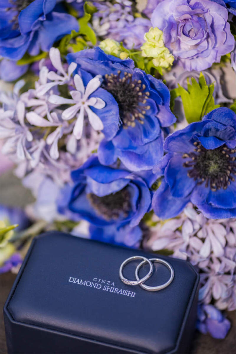 ブーケと調和するリングのお小物ショット