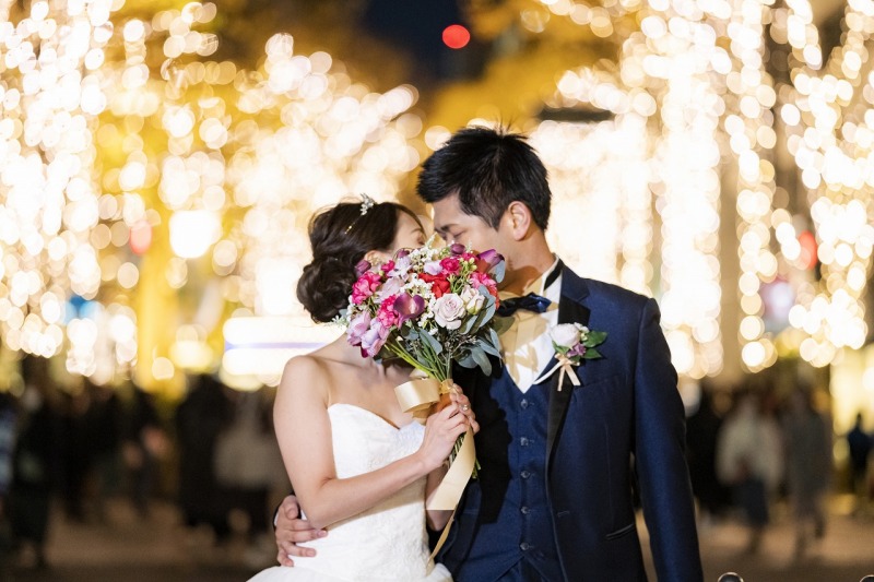 ブーケの後ろで