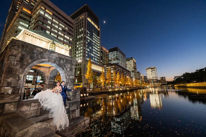 水辺と夜景が彩る都会のワンシーン