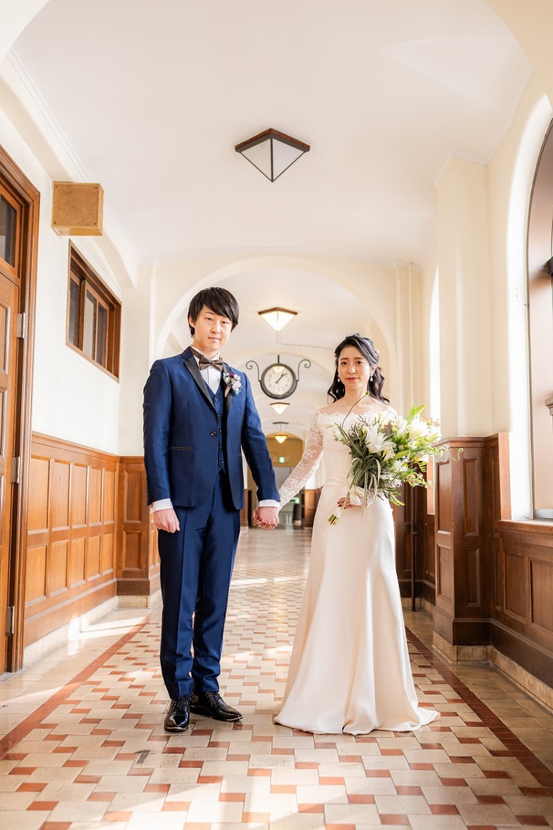おふたりで見慣れた母校の廊下で残すふたりの姿を♡