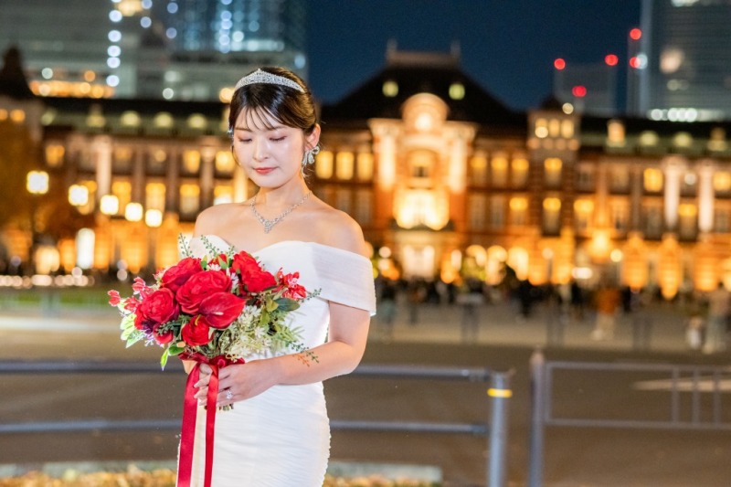 東京駅にてご新婦様のソロショット