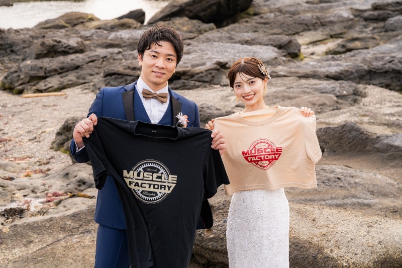 思い出のアイテムと楽しむ海辺の一枚