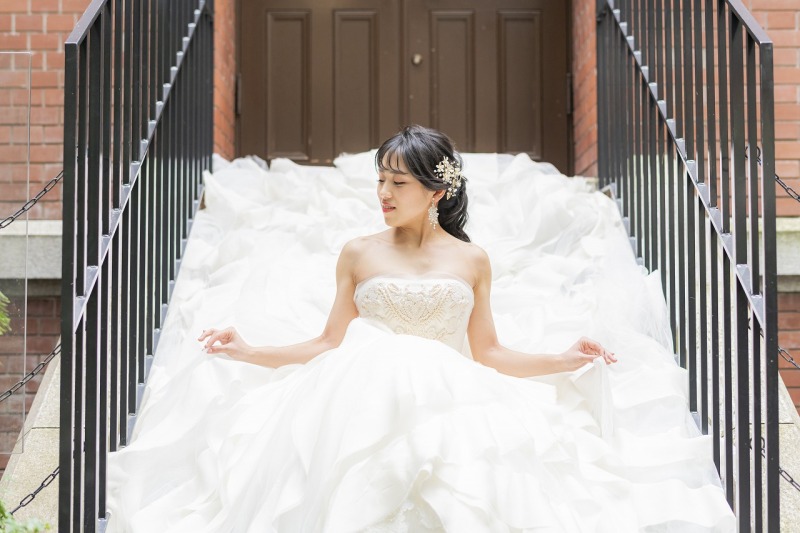 三菱一号館の階段でお座りショット!