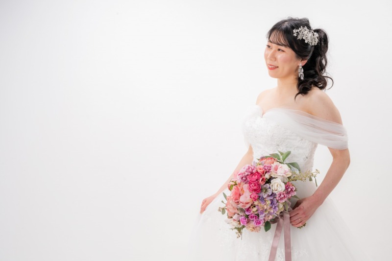 ご新婦様のソロショットも☆ピンクのブーケとともに