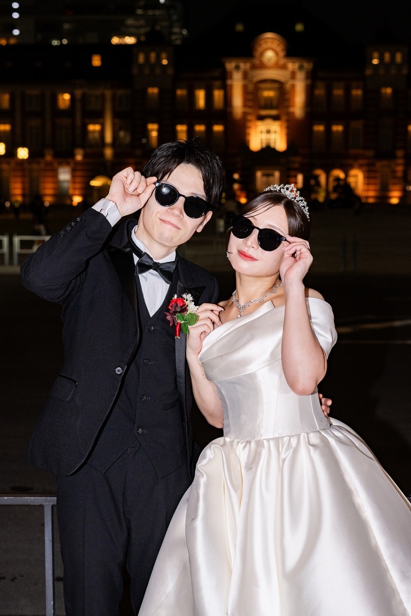 クラシカルな装いにサングラスを合わせたふたり
