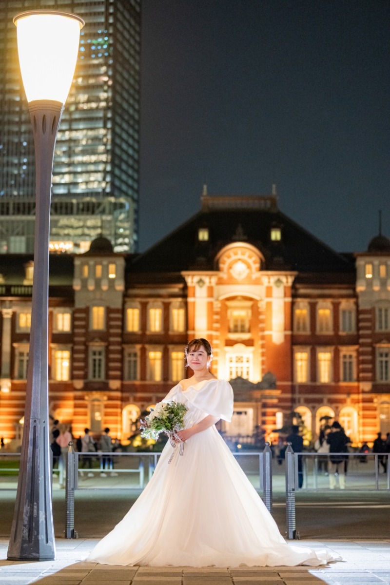 東京駅とご新婦のドレス全体が見えるソロショット♡