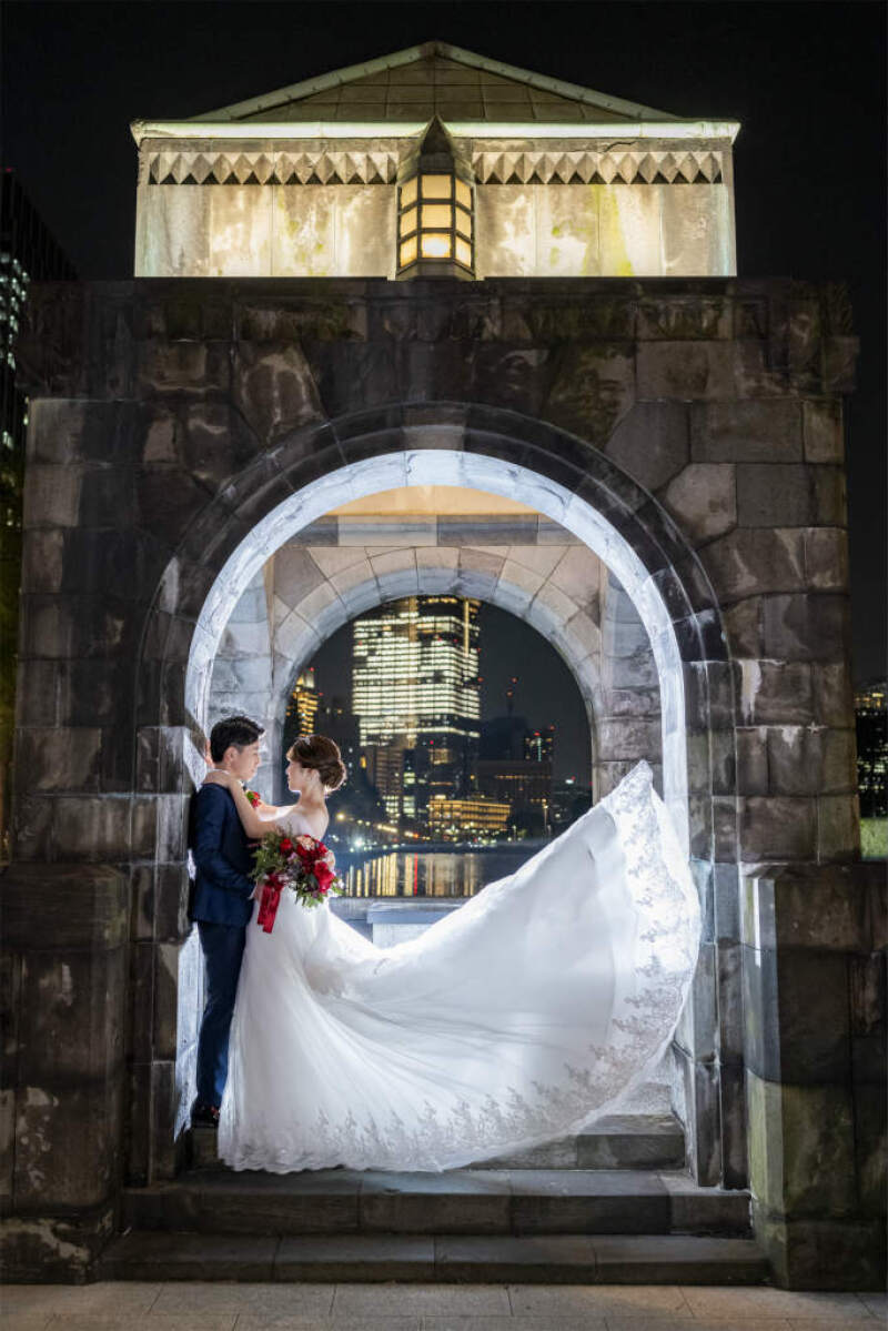 和田倉門でドレスをファサッ!