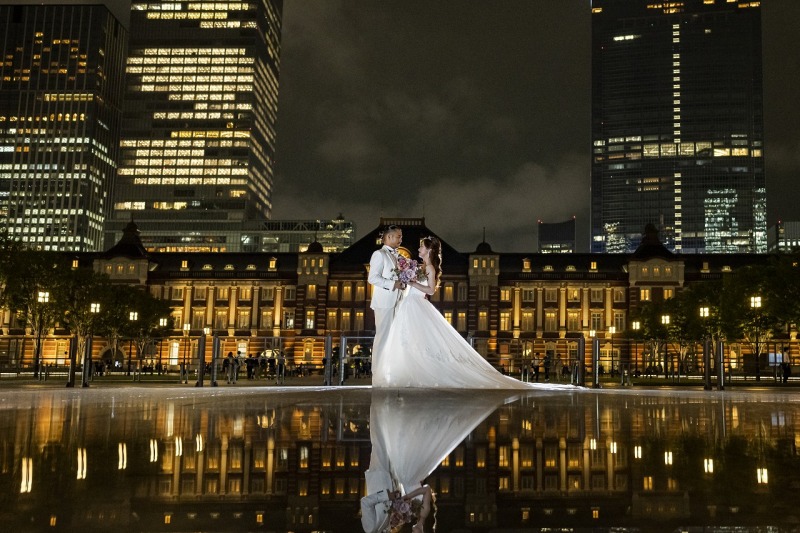 反射する東京駅をバックに♪