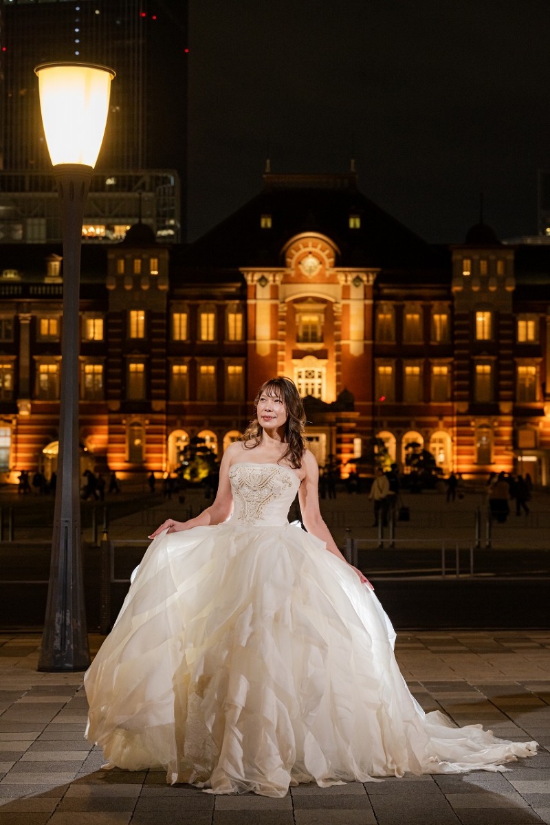 夜の東京駅で残す華やかな花嫁写真