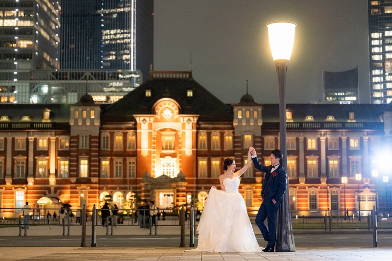東京駅の夜景を背景にダンス風のワンシーン