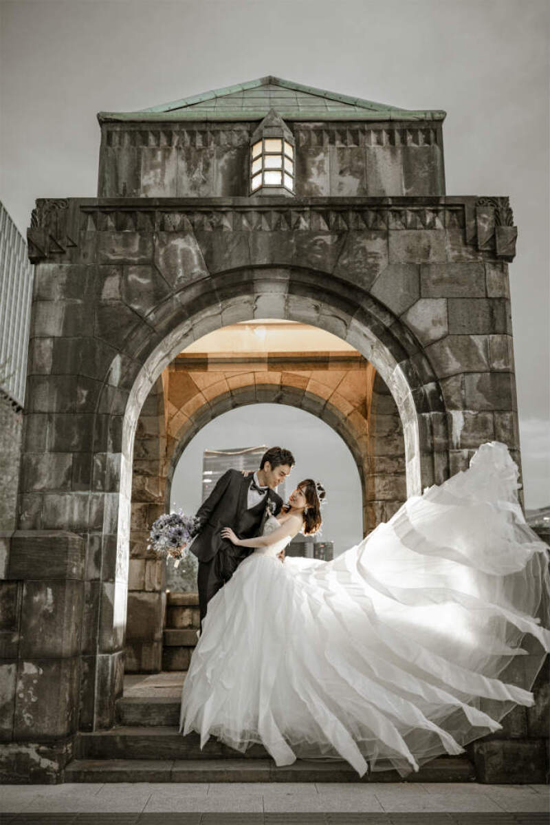 和田倉門でファサッとドレスをなびかせて