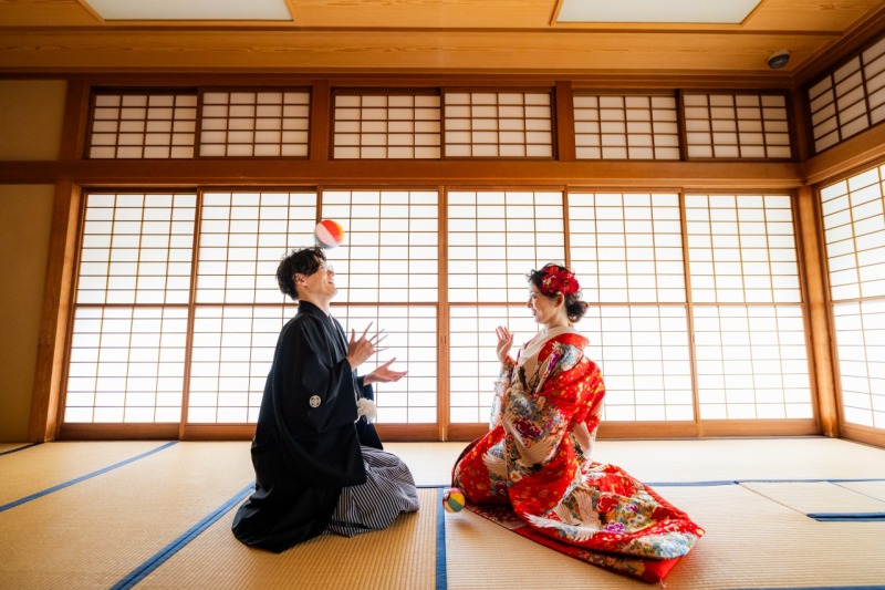 紙風船で遊ぶおふたり♡