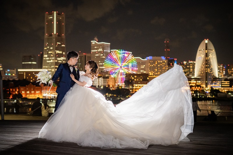 ナイトフォトでもドレスなびかせショット♡