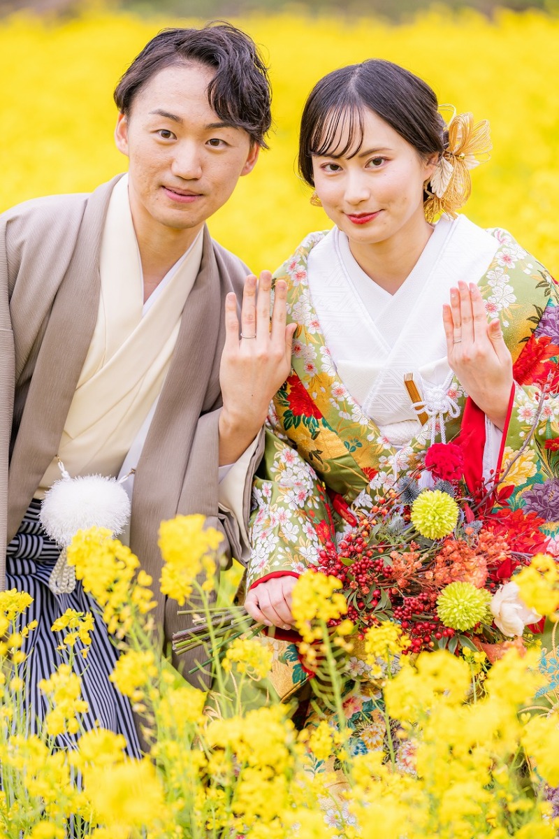 菜の花に囲まれて笑顔と指輪を記念に