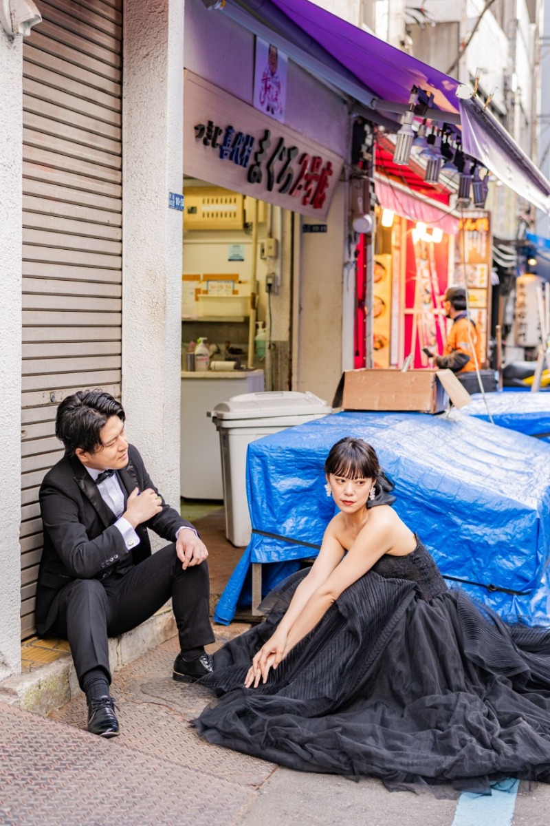 街の何気ない場所も瞬く間にふたりの撮影スポットに