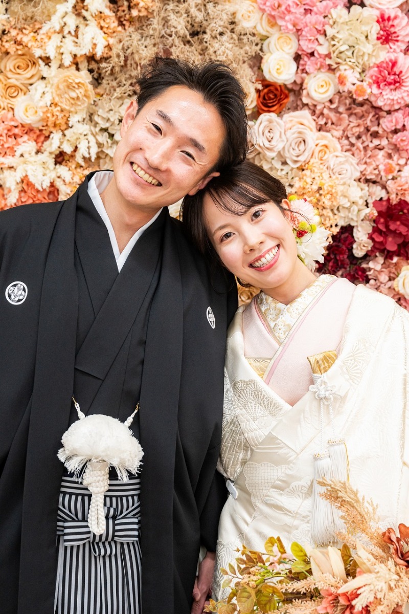 華やかな花壁とともに残す和装の一枚