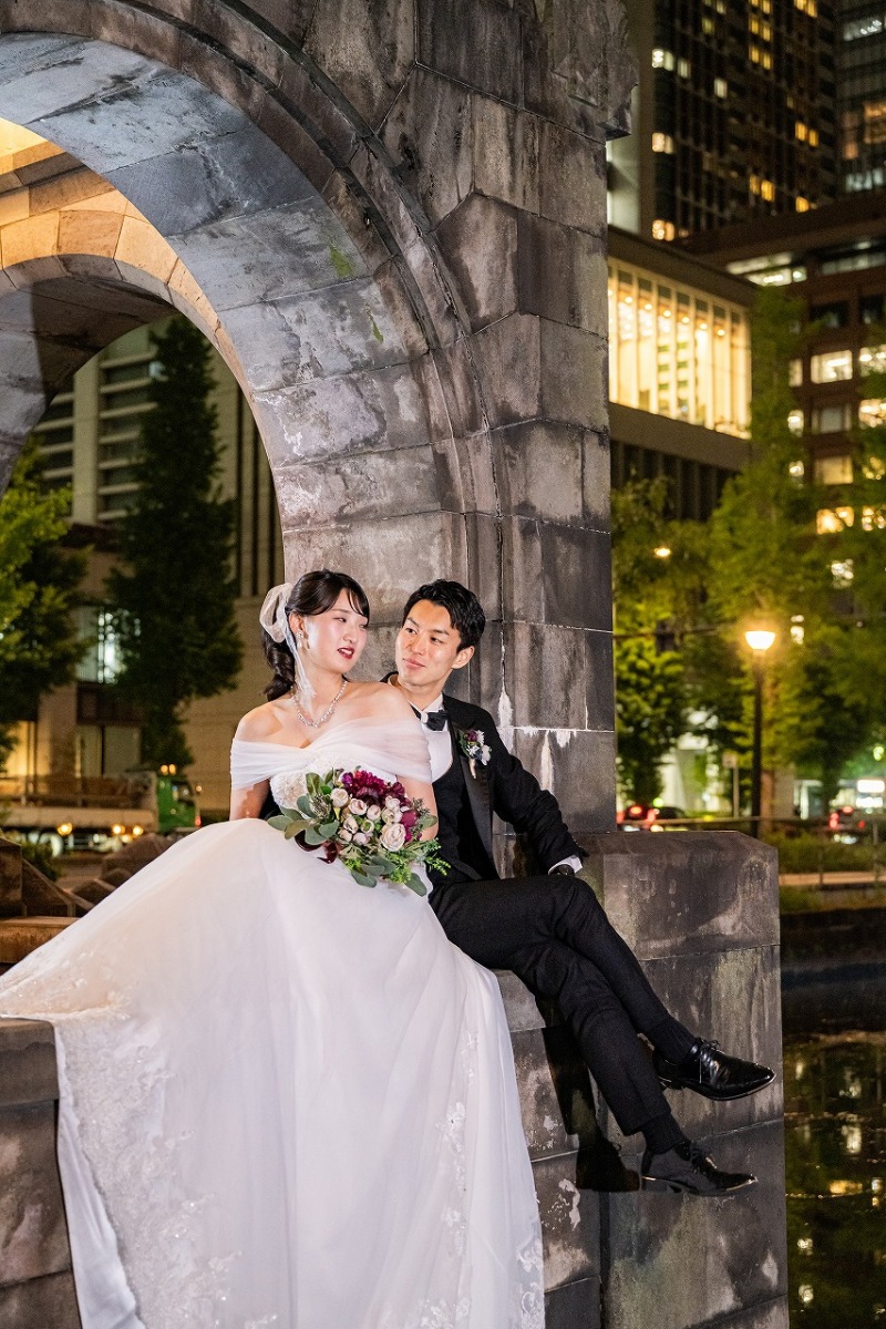 夜のアーチで寄り添うおふたりのひととき