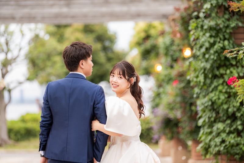 笑顔で振り返る見返り美人なご新婦様♡