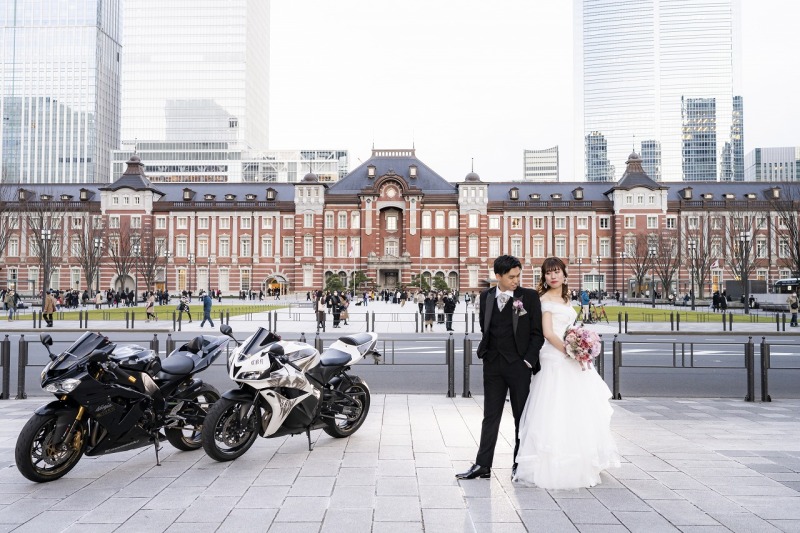 東京駅前で寄り添って♡