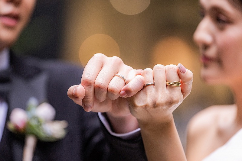 指輪と見つめ合うおふたり♡