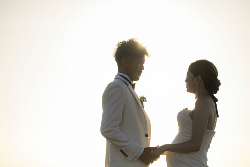 太陽の下で手繋ぎ向き合いショット…♡