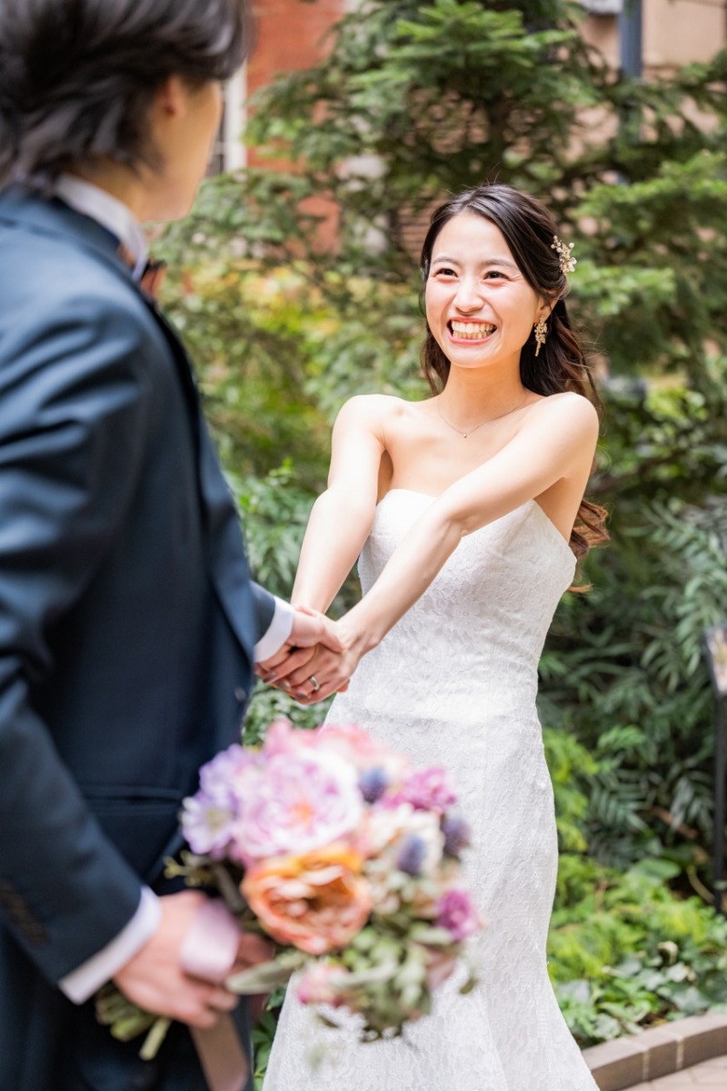 可愛らしく手を引くご新婦様！