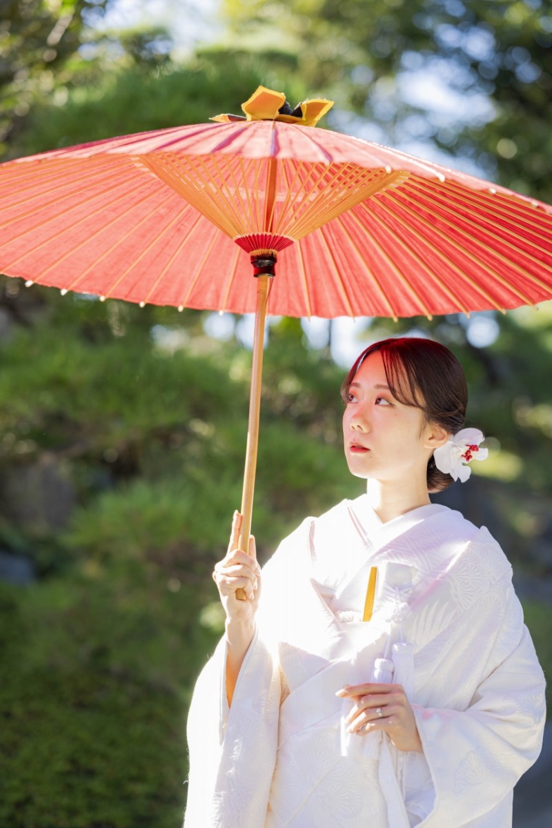 赤色の番傘と白無垢、とても綺麗…♡