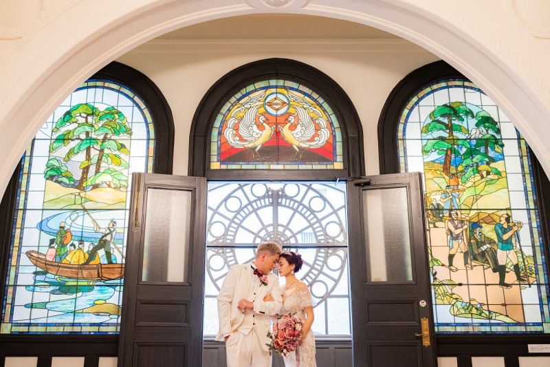 ステンドグラス前でも◎