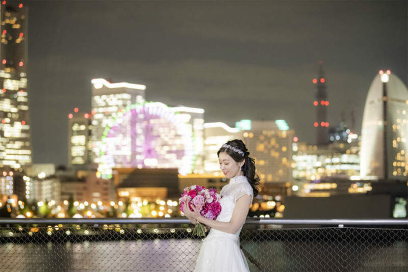 みなとみらいを背にご新婦様のソロショット