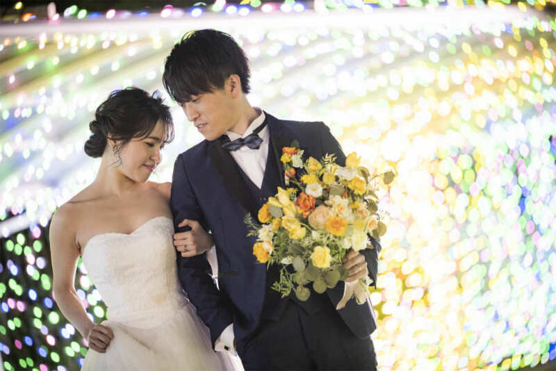 輝きの中で寄り添うエスコートショット♡