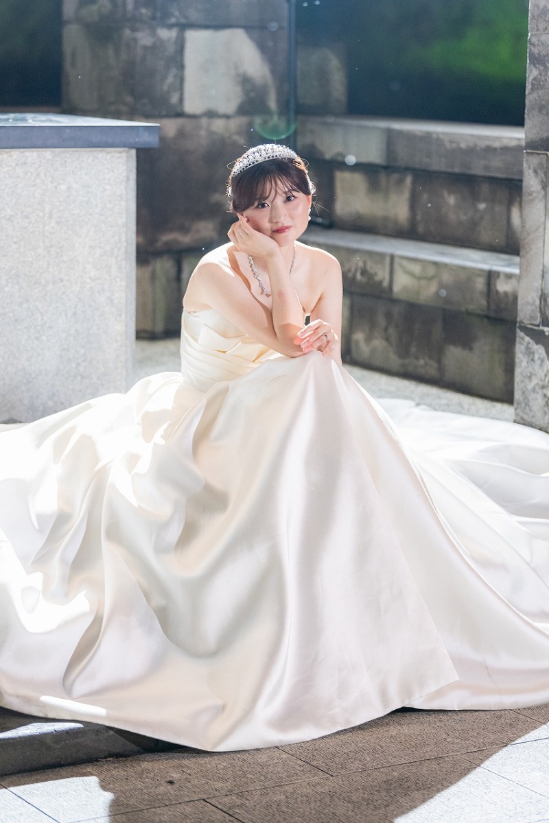 ドレスをふんわり広げたご新婦様の座りショット