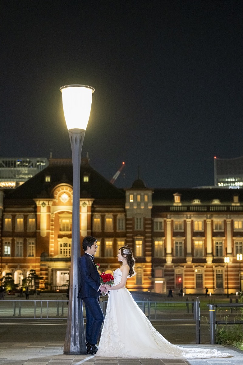 街灯が照らすおふたりの愛