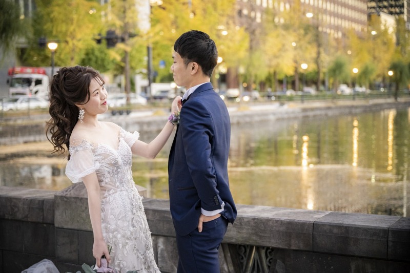 並木が鮮やかな橋の上で